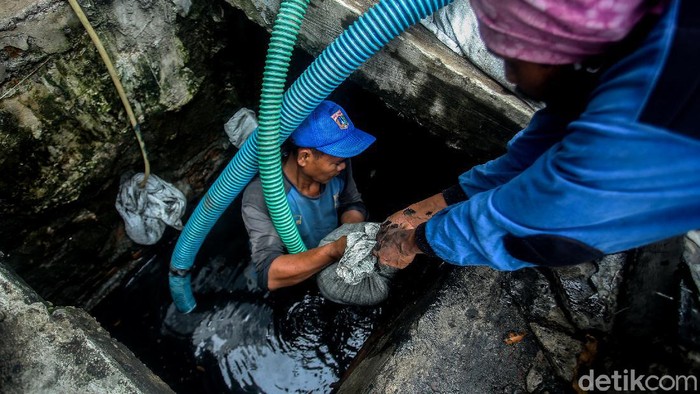 Selokan di Kawasan Gambir Dikuras Guna Antisipasi Genangan Sejumlah petugas Suku Dinas Sumber Daya Air Jakarta Pusat, bergotong royong menguras sejumlah selokan di kawasan Gambir.
