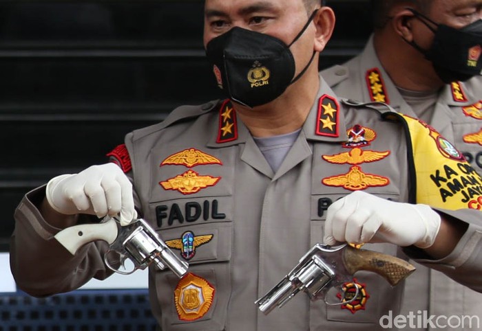 Kapolda Metro Jaya Irjen Pol Fadil Imran Pangdam Jaya Mayjen Dudung Abdurachman, dan Brigjen Pol Hendra Kurniawan Karopaminal Divpropam Polri, menunjukkan barang bukti saat konferensi pers di Mapolda Metro Jaya, Senin (7/12/2020). Enam dari 10 pengikut Habib Rizieq Shihab tewas ditembak polisi di Tol Jakarta-Cikampek dini hari tadi. Kapolda Metro Jaya Irjen Fadil Imran mengatakan, keenam pengikut Habib Rizieq ditembak karena melakukan perlawanan. Berikut barang buktinya.