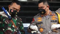 Kapolda Metro Jaya Irjen Fadil Imran dan Pangdam Jaya Mayjen TNI Dudung Abdurachman menggelar barang bukti senjata milik pengikut Habib Rizieq Shihab di Polda Metro Jaya, Jakarta, Senin (7/12/2020).
