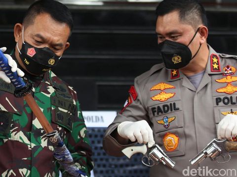 Kapolda Metro Jaya Irjen Pol Fadil Imran Pangdam Jaya Mayjen Dudung Abdurachman, dan Brigjen Pol Hendra Kurniawan Karopaminal Divpropam Polri, menunjukkan barang bukti saat konferensi pers di Mapolda Metro Jaya, Senin (7/12/2020). Enam dari 10 pengikut Habib Rizieq Shihab tewas ditembak polisi di Tol Jakarta-Cikampek dini hari tadi. Kapolda Metro Jaya Irjen Fadil Imran mengatakan, keenam pengikut Habib Rizieq ditembak karena melakukan perlawanan. Berikut barang buktinya.