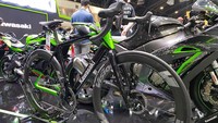 Kemudian untuk model road bike dibanderol lebih mahal, yakni 349.000 baht atau Rp 163,7 juta. Harga sepeda road bike Kawasaki itu bahkan lebih mahal dari motor sport 250 cc 4 silinder, Ninja ZX-25R, yang dibanderol 269.000 baht setara Rp 126,2 juta. Foto: Kawasaki Motors Thailand