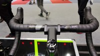 Sementara sepeda Kawasaki road bike, menggunakan rangka berbahan karbon, yang ringan dan kuat. Sepeda untuk jalan raya ini juga menggunakan paket suku cadang berkualitas dari Shimano. Foto: Kawasaki Motors Thailand
