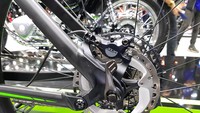 Spesifikasi detail kedua sepeda Kawasaki tersebut memang belum diumumkan resmi. Namun menurut akun facebook Kawasaki Motors Thailand, sepeda buatan Kawasaki dibekali material kelas wahid dan berkualitas. Foto: Kawasaki Motors Thailand