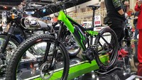 Menariknya, kedua harga sepeda Kawasaki dibanderol cukup tinggi, bahkan lebih mahal dari dua motor sport fairing-nya. Pertama ada e-MTB yang dibanderol 218.000 baht atau Rp 102,3 juta, lebih mahal dari Ninja 400 yang dihargai 205.000 baht atau setara Rp 96,2 juta. Foto: Kawasaki Motors Thailand