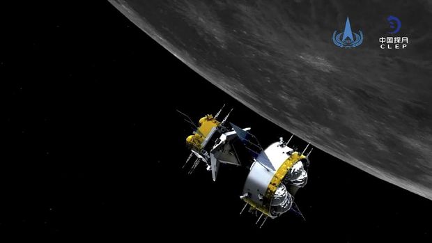 Simulasi grafis kendaraan luar angkasa China, Chang'e 5, yang mengorbit Bulan (China National Space Administration/Xinhua via AP)