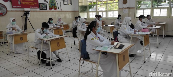 Dinas Pendidikan Surabaya kembali menggelar simulasi sekolah tatap muka untuk SMP. Kali ini digelar dengan menghadirkan siswa-siswi.