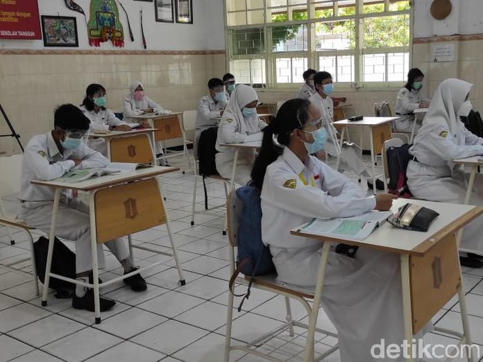 Dinas Pendidikan Surabaya kembali menggelar simulasi sekolah tatap muka untuk SMP. Kali ini digelar dengan menghadirkan siswa-siswi.