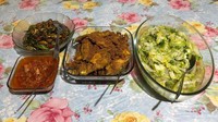 Buibu masak apa hari ini? Saya mah masak simple aja. Tumis sawi putih, ayam goreng bumbu, tumis kerang sama sambel tuna, tulis Sinyorita di keterangan foto. Wah, bikin ngiler ya? Foto: Instagram @sinyoritaesperanza