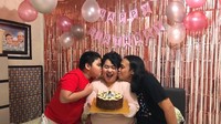 Pasti ini jadi salah satu momen membahagiakan untuk Sinyorita. Di hari ulang tahunnya ia mendapat kejutan kue dari suami dan anaknya. Foto: Instagram @sinyoritaesperanza