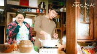 Wanita 38 tahun ini kocak banget ya? Ia sedang berkhayal bisa usaha cilok bareng aktor Korea Selatan favoritnya, Hyun Bin. Foto: Instagram @sinyoritaesperanza