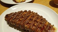 Nutella juga jadi pilihan topping croffle hits di sini. Rasa selai cokelat hazelnut berpadu enak dengan sensasi garing dan renyahnya croffle. Foto: detikFood