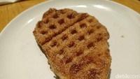 Lalu ada juga croffle dengan taburan cinnamon sugar. Croffle ini tergolong klasik dan cocok jadi teman minum kopi. Foto: detikFood