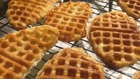 Banyak orang penasaran dengan croffle yang memadukan dua pastry populer. Seperti ini tampilan croffle yang baru dipanggang. Foto: detikFood