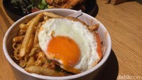Inilah kreasi Indomie sultan di Social Affair. Harganya sekitar Rp 50 ribu per porsi dengan tambahan kentang goreng dan telur mata sapi. Foto: detikFood
