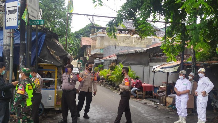 Suasana Jalan Petamburan III jelang pemeriksaan Habib Rizieq Shihab. polisi berjaga di lokasi.