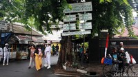 Laskar FPI berjaga dengan mengenakan seragam lengkap.