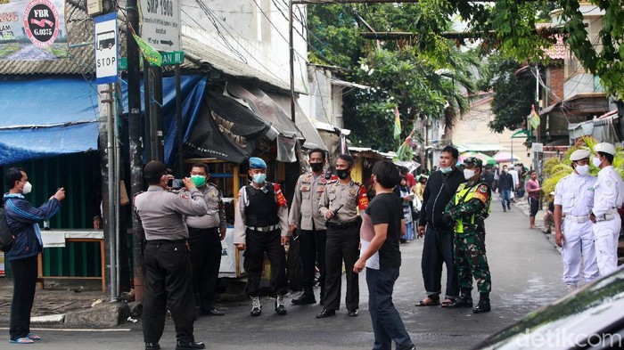 Polda Metro Jaya menjadwalkan pemanggilan kedua kepada Habib Rizieq Shihab terkait kerumunan di Petamburan, Jakarta Pusat, hari ini. Begini suasana Jalan Petamburan III jelang pemeriksaan Habib Rizieq.