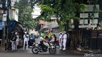 Sejumlah anggota laskar FPI juga berjaga di Jalan Petamburan III.