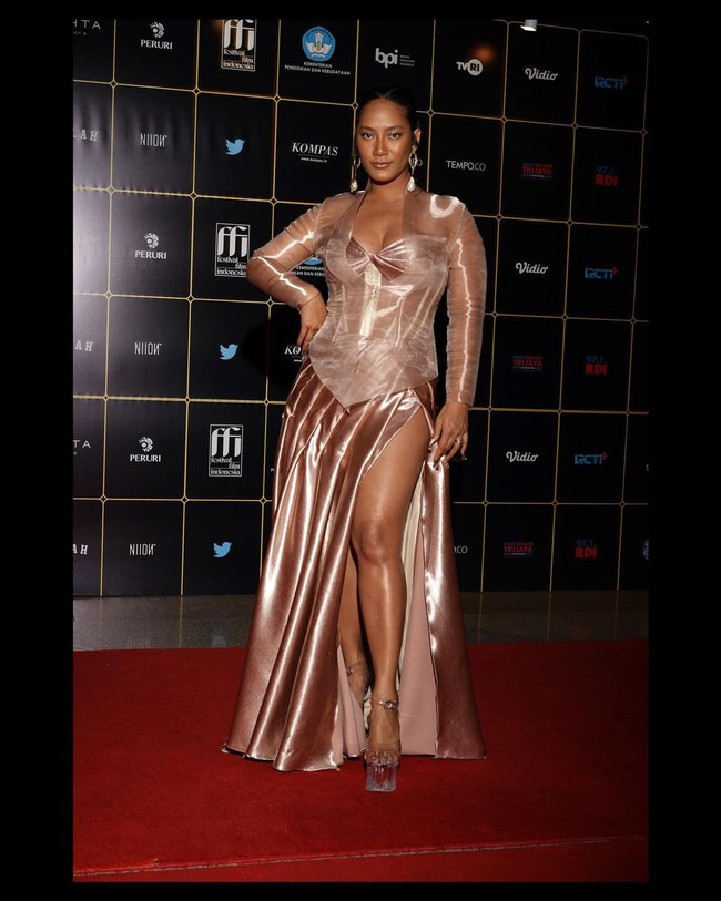 Di Instagram, bintang Perempuan Tanah Jahanam ini menjelaskan bahwa kebaya menjadi inspirasi untuk gaun keluaran label lokal WU5 Prive. Look semalam.. Jadi gue bilang, kepengen pakai gaun yang terinspirasi dari kebaya, dan jadilah... pas ngaca mata langsung berbinar binar, aduuhh cinta banget sama gaunnya! cerita Tara kepada 606 ribu pengikutnya. (Foto: Instagram @tarabasro)