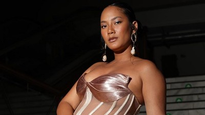 Gaya Tara Basro Pamer Selulit di FFI, Berbalut Gaun Terinspirasi Kebaya