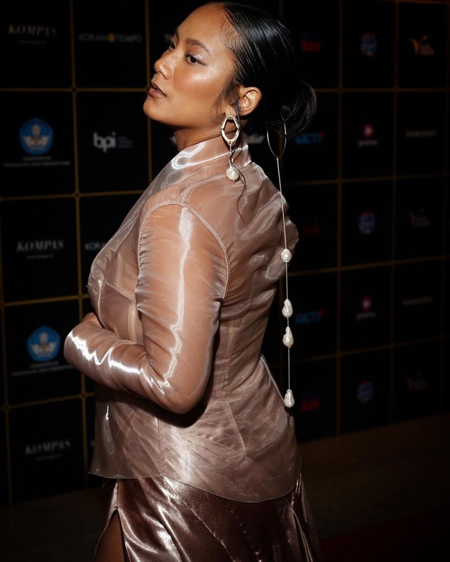 Gaun pilihan Tara hadir dengan luaran bersiluet kebaya kutu baru. Bagian kemben yang seperti korset mempertegas kesan seksi pada penampilannya. (Foto: Instagram @tarabasro)