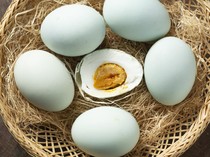 12 Manfaat Makan Telur Bebek Rebus Setiap Hari, Apa Saja?