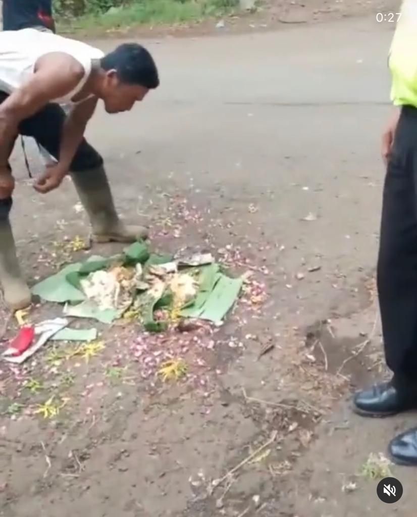 Temukan Sesajen Ayam Goreng hingga Ceker, Bapak Ini Bilang Enak