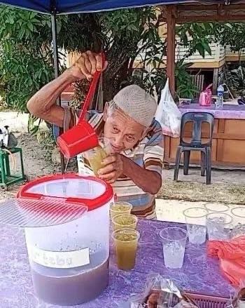 Tetap Semangat Jualan Air Tebu, Kakek Ini Dapat Pujian dari Netizen
