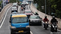 Dalam uji coba yang dilakukan di pagi hari, Pukul 07.00-09.00 WIB, arus lalu lintas di jalan tersebut cukup ramai lancar. Tidak ada antrean berarti di jalan layang tersebut.