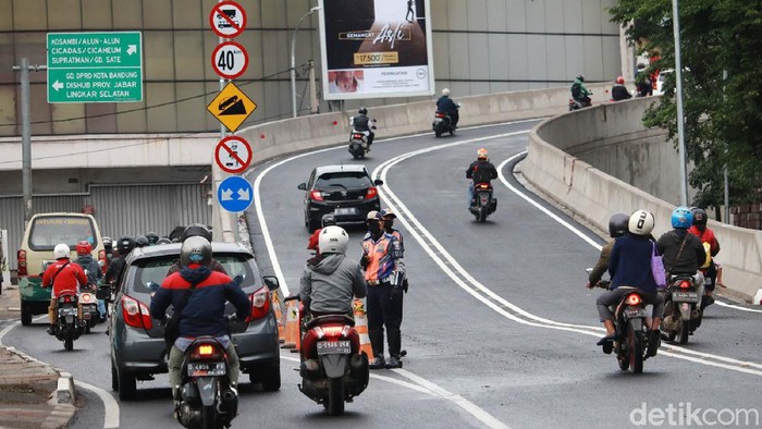 Hari ini, Senin (7/12/2020), flyover Jakarta-Supratman diujicoba. Puluhan petugas gabungan berjaga di sepanjang sebelum dan sesudah jalan layang tersebut.
