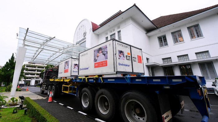 Vaksin Corona dari Sinovac disimpan di Bio Farma usai tiba di Indonesia pada Minggu (6/12) malam. Sampel vaksin kemudian akan dites BPOM.