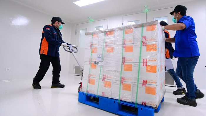 Vaksin Corona dari Sinovac disimpan di Bio Farma usai tiba di Indonesia pada Minggu (6/12) malam. Sampel vaksin kemudian akan dites BPOM.