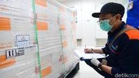 Vaksin Corona dari Sinovac kemudian akan dilakukan pengambilan sampel untuk pengujian mutu oleh tim BPOM dan Bio Farma. 