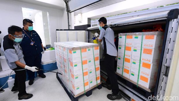 Vaksin Corona dari Sinovac telah tiba di Indonesia. Kini vaksin tersebut disimpan di PT Bio Farma di Bandung, Jawa Barat.