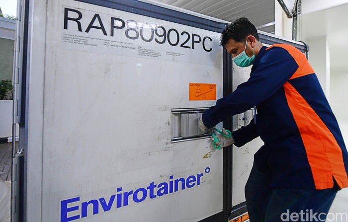 Vaksin Corona Sinovac Disimpan di PT Bio Farma Vaksin Corona dari Sinovac telah tiba di Indonesia. Kini vaksin tersebut disimpan di PT Bio Farma di Bandung, Jawa Barat.