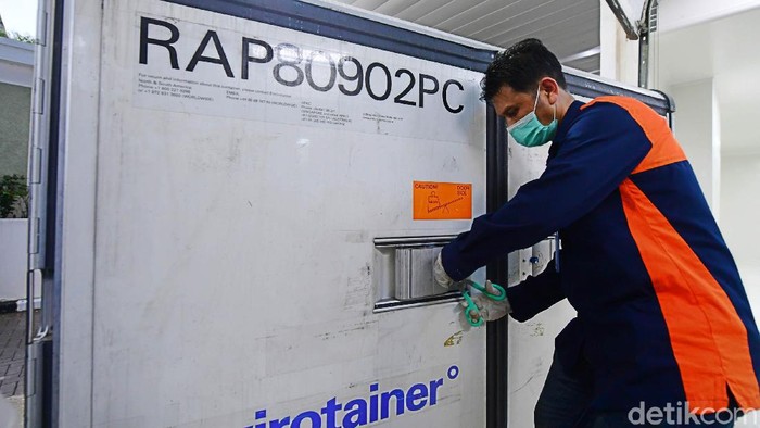 Vaksin Corona Sinovac Disimpan di PT Bio Farma Vaksin Corona dari Sinovac telah tiba di Indonesia. Kini vaksin tersebut disimpan di PT Bio Farma di Bandung, Jawa Barat.