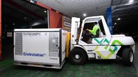 Dari gudang di terminal kargo, vaksin yang disimpan dalam 7 Envirotainer diangkut menggunakan 3 truk.