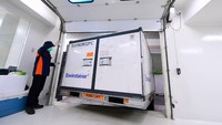 Vaksin Corona Sinovac kemudian dipindahkan dari Envirotainer untuk disimpan di cool room dengan suhu 2-8 derajat Celsius. 