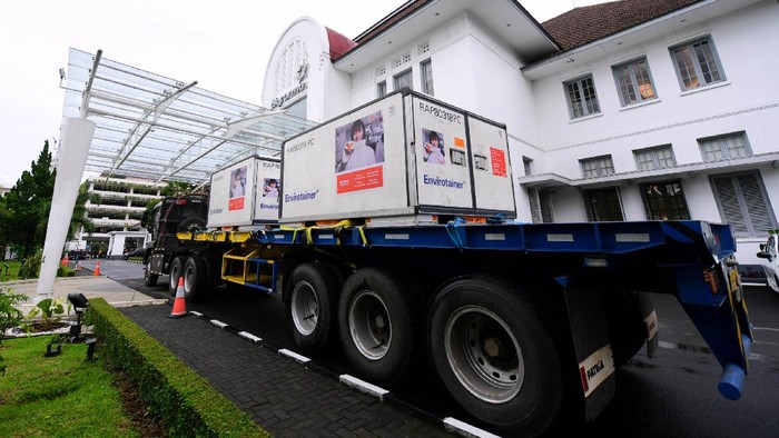 Vaksin Corona dari Sinovac telah tiba di Indonesia. Kini vaksin tersebut disimpan di PT Bio Farma di Bandung, Jawa Barat.