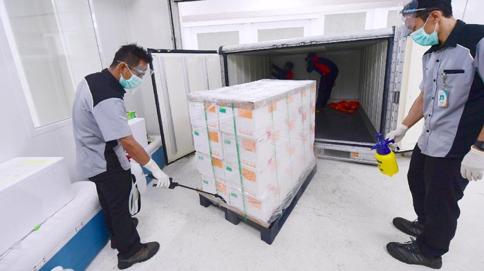 Vaksin Corona dari Sinovac telah tiba di Indonesia. Kini vaksin tersebut disimpan di PT Bio Farma di Bandung, Jawa Barat.
