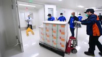 Jokowi menegaskan vaksinasi menunggu izin emergency use of authorization dari BPOM.