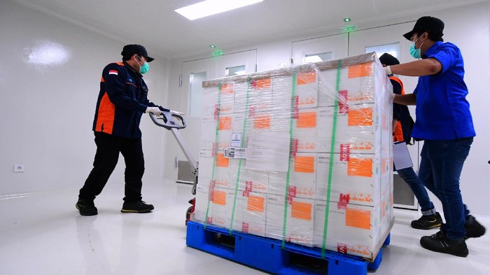 Vaksin Corona Sinovac Disimpan di PT Bio Farma Vaksin Corona dari Sinovac telah tiba di Indonesia. Kini vaksin tersebut disimpan di PT Bio Farma di Bandung, Jawa Barat.