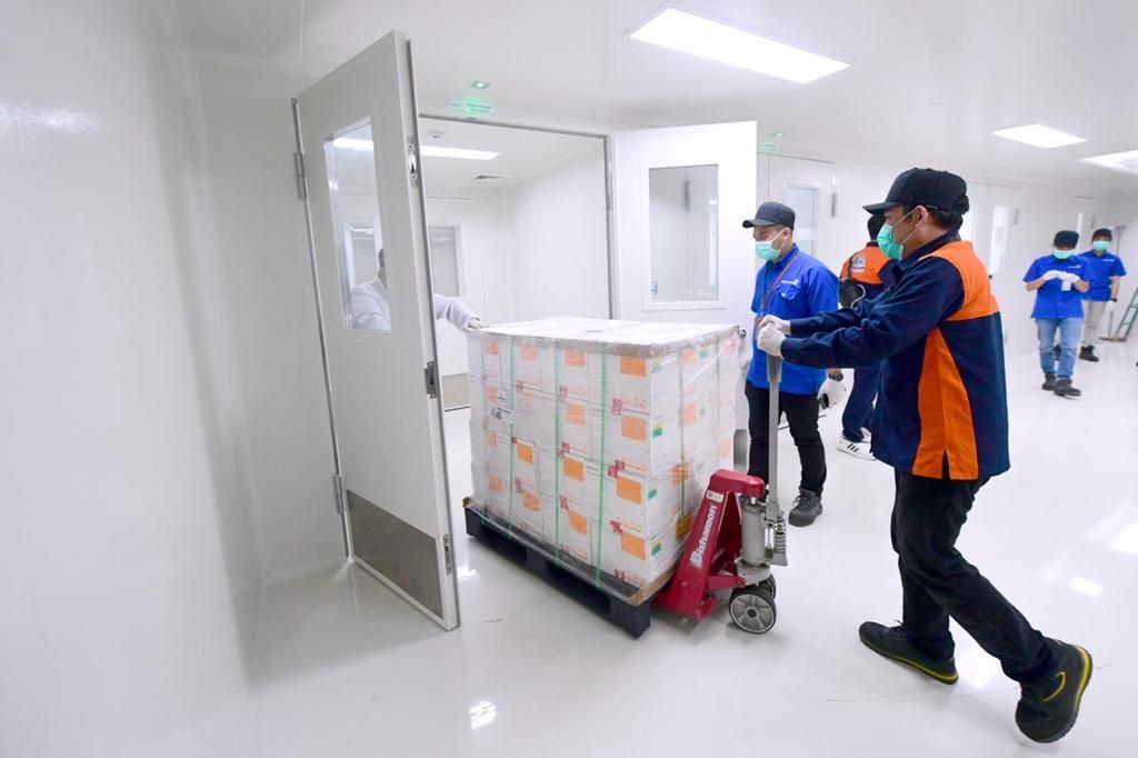 Vaksin Covid-19 buatan Sinovac yang tiba di Bandara Internasional Soekarno-Hatta pada Minggu malam, 6 Desember 2020, langsung dibawa menuju Kantor Pusat Bio Farma di Kota Bandung. (Foto: Muchlis Jr - Sekretariat Presiden)