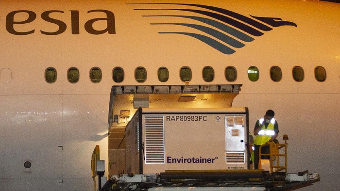 Petugas menurunkan kontainer berisi vaksin COVID-19 saat tiba di Bandara Soekarno-Hatta, tangerang, Banten, Minggu (6/12/2020). Sebanyak 1,2 juta dosis vaksin COVID-19 buatan perusahaan farmasi Sinovac, China, tiba di tanah air untuk selanjutnya akan diproses lebih lanjut ke Bio Farma selaku BUMN produsen vaksin. ANTARA FOTO/Dhemas Reviyanto/pras.