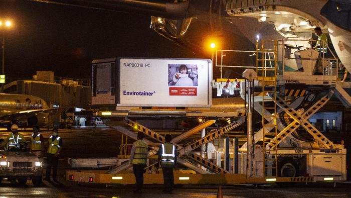 VAKSIN COVID-19 TIBA DI TANAH AIR Petugas menurunkan kontainer berisi vaksin COVID-19 saat tiba di Bandara Soekarno-Hatta, tangerang, Banten, Minggu (6/12/2020). Sebanyak 1,2 juta dosis vaksin COVID-19 buatan perusahaan farmasi Sinovac, China, tiba di tanah air untuk selanjutnya akan diproses lebih lanjut ke Bio Farma selaku BUMN produsen vaksin. ANTARA FOTO/Dhemas Reviyanto/pras.