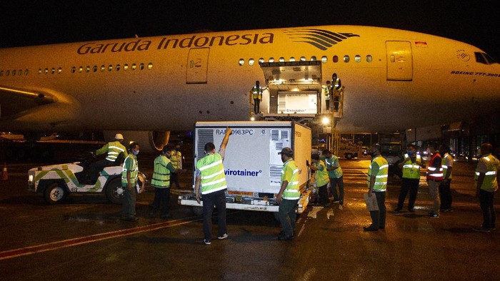 Petugas menurunkan kontainer berisi vaksin COVID-19 saat tiba di Bandara Soekarno-Hatta, tangerang, Banten, Minggu (6/12/2020). Sebanyak 1,2 juta dosis vaksin COVID-19 buatan perusahaan farmasi Sinovac, China, tiba di tanah air untuk selanjutnya akan diproses lebih lanjut ke Bio Farma selaku BUMN produsen vaksin. ANTARA FOTO/Dhemas Reviyanto/pras.