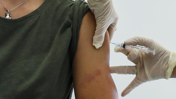 Vaksinasi Corona massal telah dimulai di Moskow sejak Sabtu (5/12) waktu setempat A Russian medical worker, right, administers a shot of Russias Sputnik V coronavirus vaccine in Moscow, Russia, Saturday, Dec. 5, 2020. Thousands of doctors, teachers and others in high-risk groups have signed up for COVID-19 vaccinations in Moscow starting Saturday, a precursor to a sweeping Russia-wide immunization effort. (AP Photo/Pavel Golovkin)