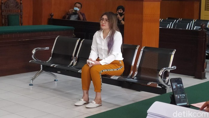 via vallen sidang pembakaran mobil