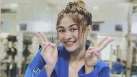 Dia dikenal membawakan acara-acara olahraga di salah satu stasiun TV. (Foto: dok. Instagram @lafinaa) 