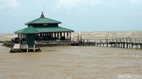 Begini kondisi jalan akses ke Makam Syekh Mudzakir yang rusak diterjang gelombang.